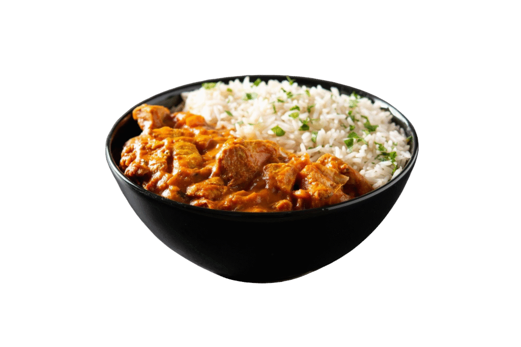 poulet au beurre indien dans bol noir fond noir poulet au beurre indien dans bol noir fond noir